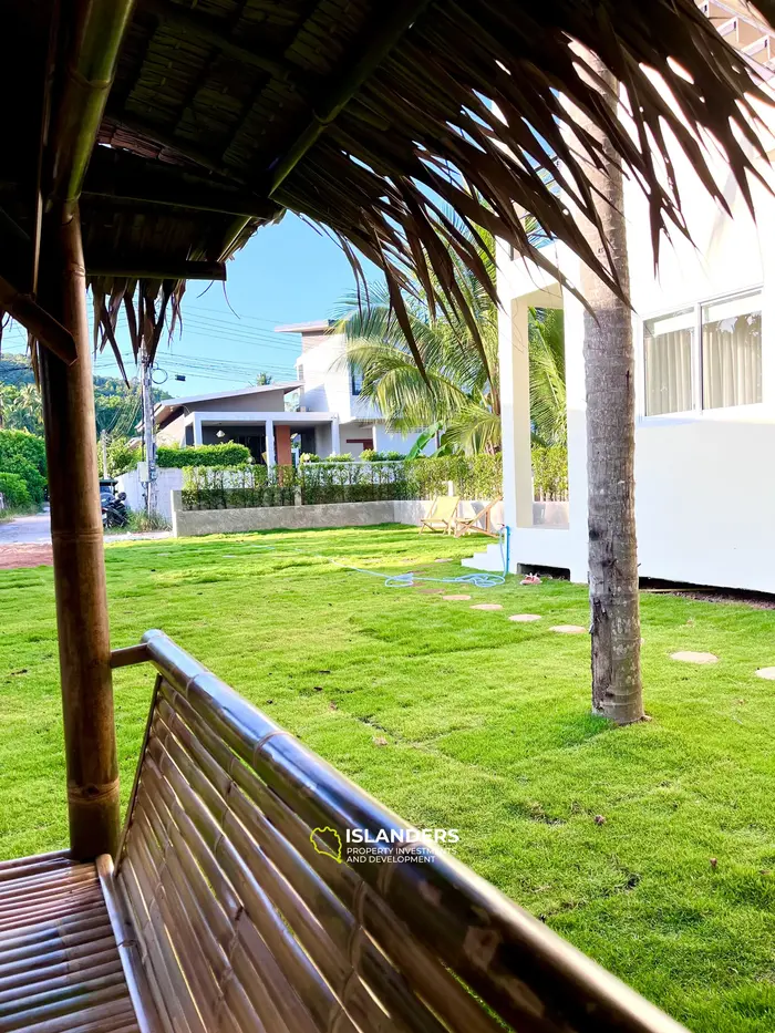 Casa moderna de dos plantas en un entorno tropical verde