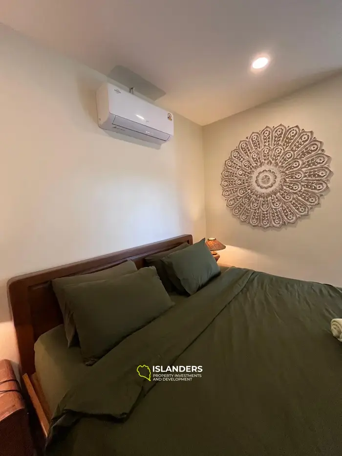 Casa moderna de dos plantas en un entorno tropical verde