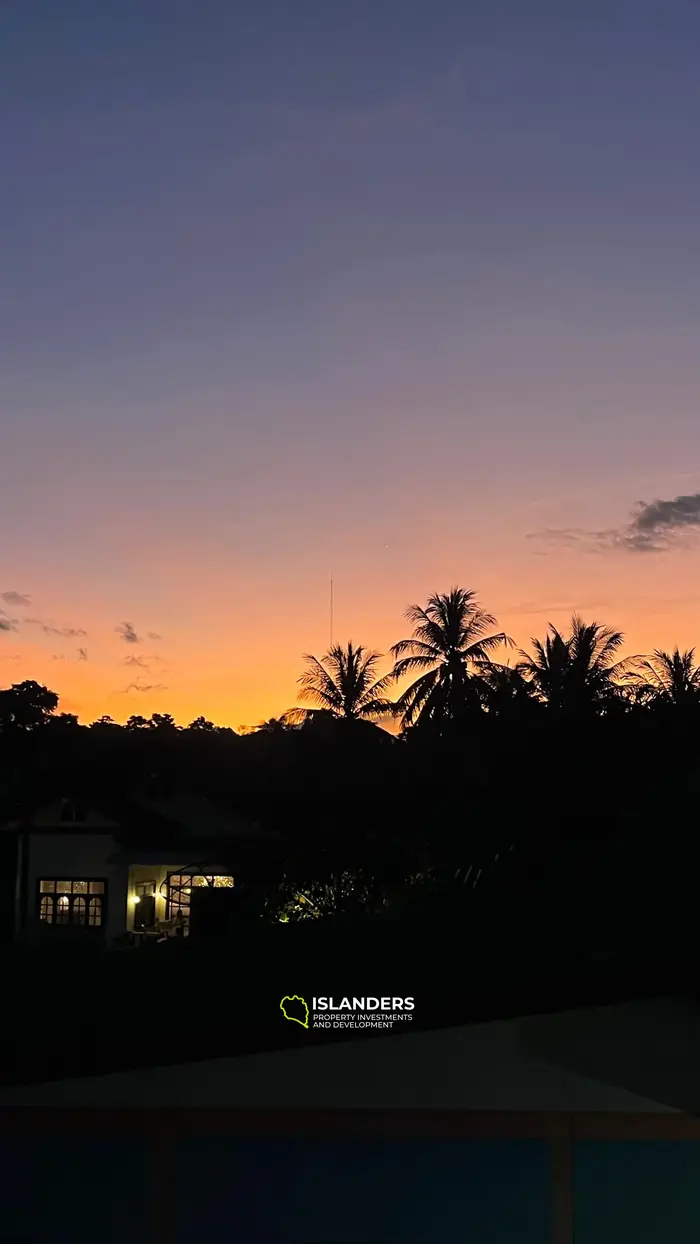 Casa moderna de dos plantas en un entorno tropical verde