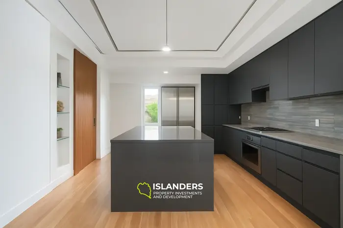 Вилла с бассейном в Камале на продажу