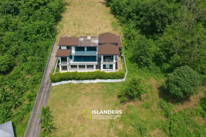 Изысканная вилла с потрясающим видом в Камале