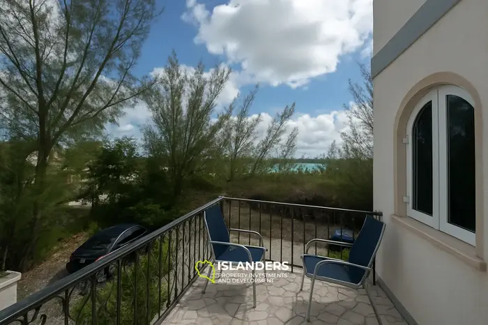 2 Bedrooms · 2 Bathrooms · 1021.93 m² · Apartment