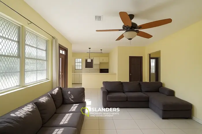 6 Bedrooms · 3 Bathrooms · 603.87 m² · Apartment