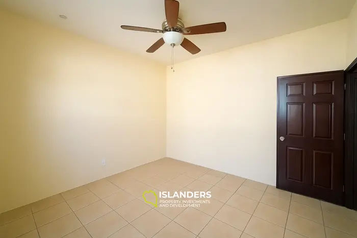 6 Bedrooms · 3 Bathrooms · 603.87 m² · Apartment