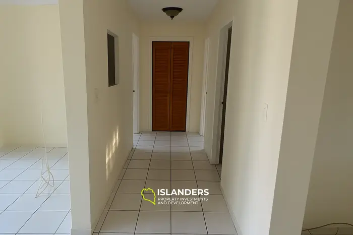 6 Bedrooms · 3 Bathrooms · 195.1 m² · Apartment