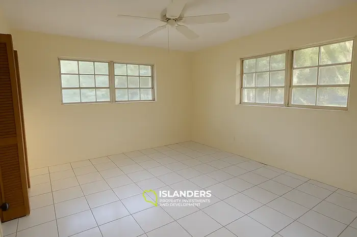 6 Bedrooms · 3 Bathrooms · 195.1 m² · Apartment