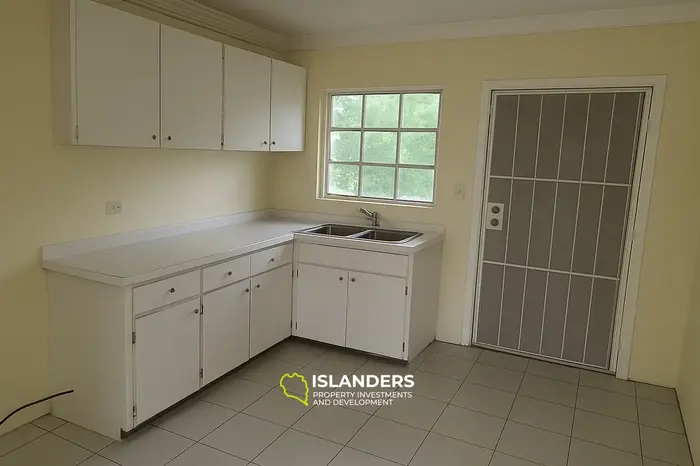 6 Bedrooms · 3 Bathrooms · 195.1 m² · Apartment