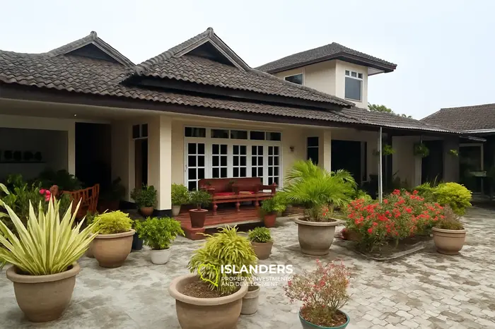 La maison au bord de la route Panjitilar est adaptée pour un bureau.