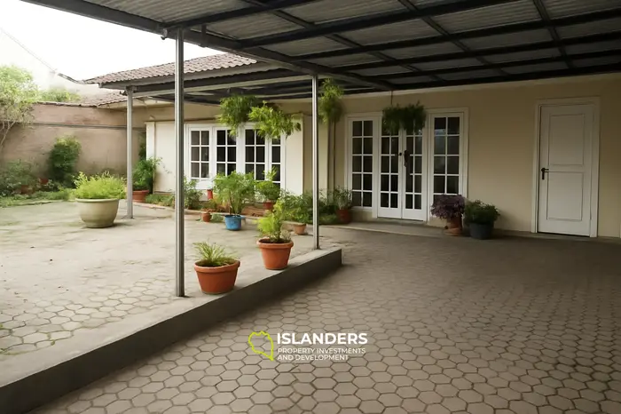 Das Haus an der Hauptstraße in Panjitilar eignet sich als Büro.