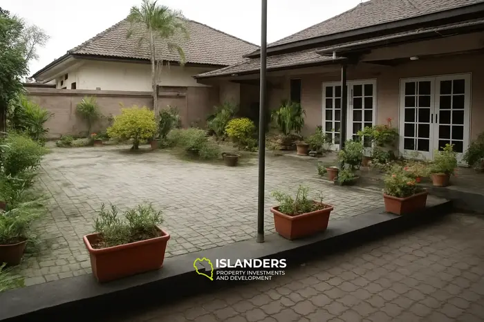 Das Haus an der Hauptstraße in Panjitilar eignet sich als Büro.
