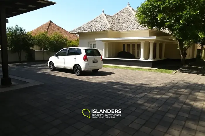 Maison sur le bord de la route de la route principale de Mataram