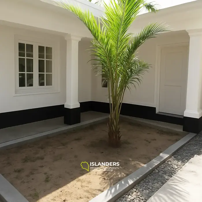 בית בצד הדרך של הכביש הראשי מטרם