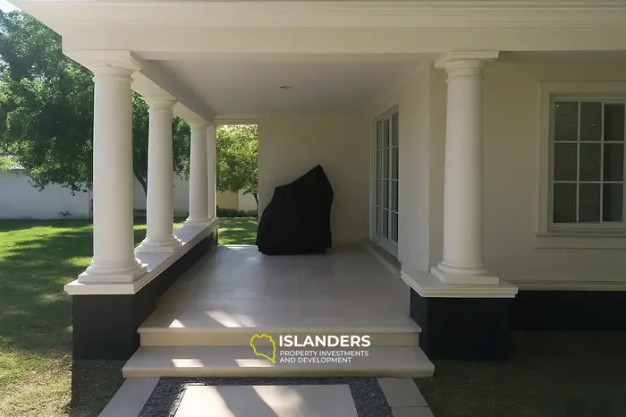 בית בצד הדרך של הכביש הראשי מטרם