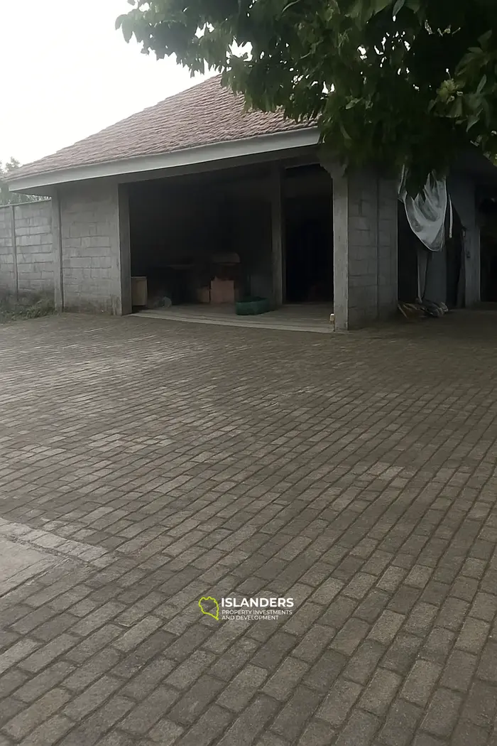 दुकुह सालेह अम्पेनान में घर और गोदाम