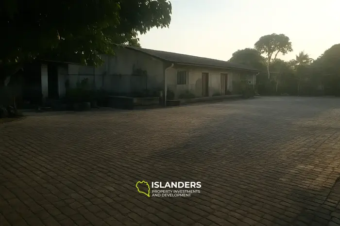 दुकुह सालेह अम्पेनान में घर और गोदाम