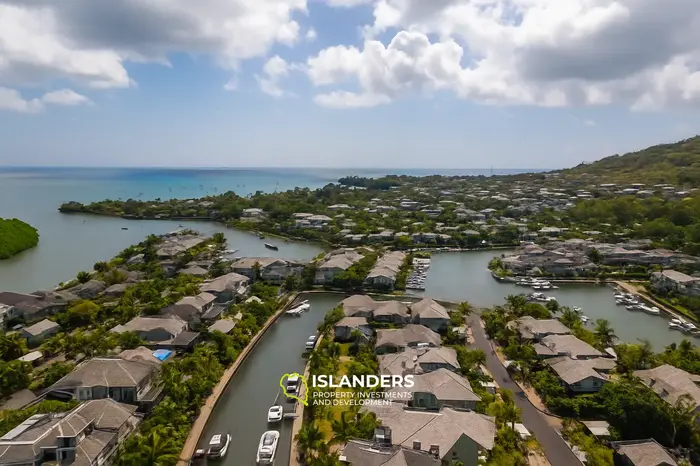 3 Bedrooms · 2 Bathrooms · 218 m² · Apartment