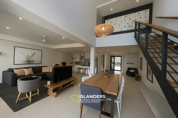 3 Bedrooms · 2 Bathrooms · 210 m² · Apartment