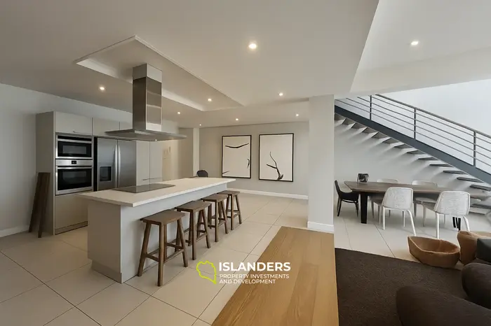 3 Bedrooms · 2 Bathrooms · 210 m² · Apartment