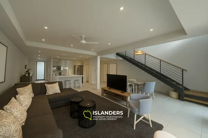 3 Bedrooms · 2 Bathrooms · 210 m² · Apartment