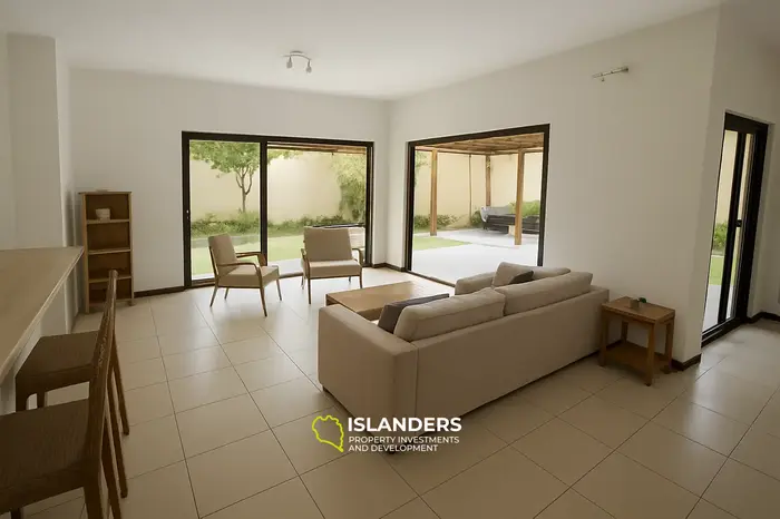 3 Bedrooms · 2 Bathrooms · 167 m² · House