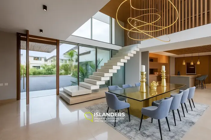 5 Bedrooms · 548 m² · House