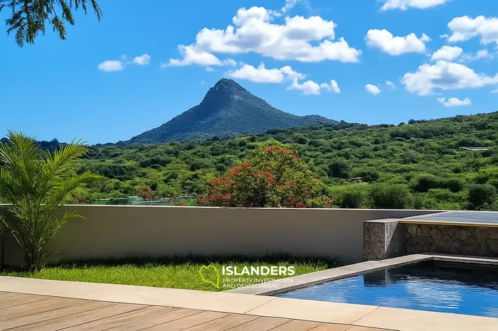 3 Bedrooms · 325 m² · House