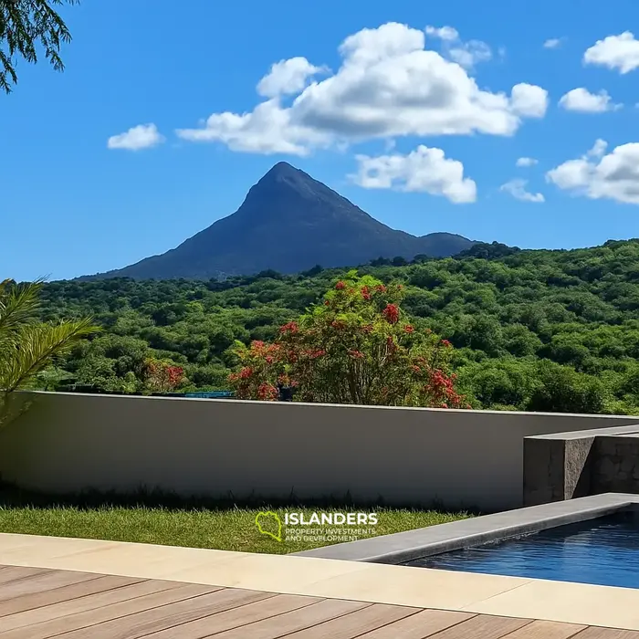 3 Chambres · 3 Salles de bain · 325 m² · Maison