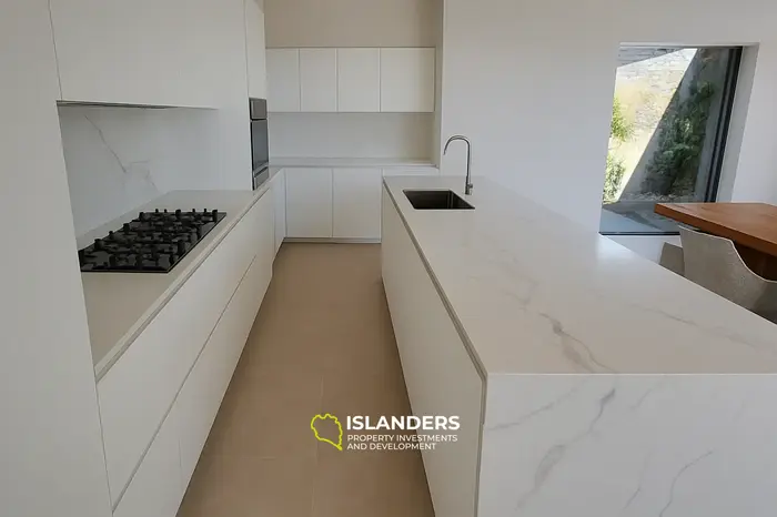 4 Chambres · 4 Salles de bain · 285 m² · Maison