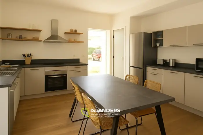 3 Chambres · 3 Salles de bain · 140 m² · Maison