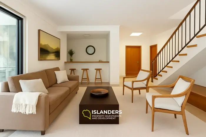 3 Chambres · 3 Salles de bain · 400 m² · Maison