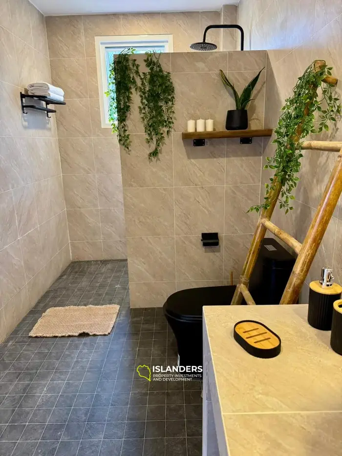 Exclusive Lease Opportunity for devolopment with potential sunset seaview