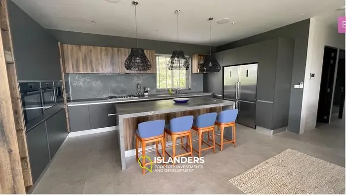 Modern 3-bdrm villa with pool, gym and elevator (Bangrak)