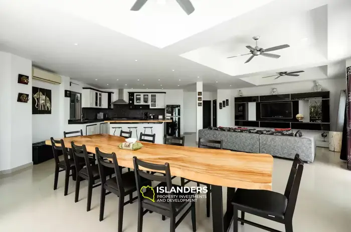 Spacious 5-bdrm pool villa with magnificent bay views (Maenam)