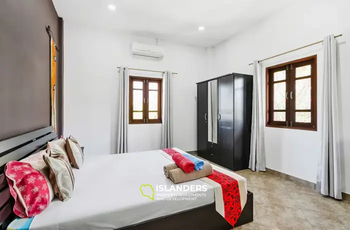 Spacious 5-bdrm pool villa with magnificent bay views (Maenam)