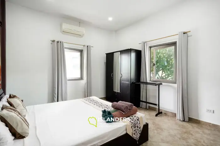 Spacious 5-bdrm pool villa with magnificent bay views (Maenam)