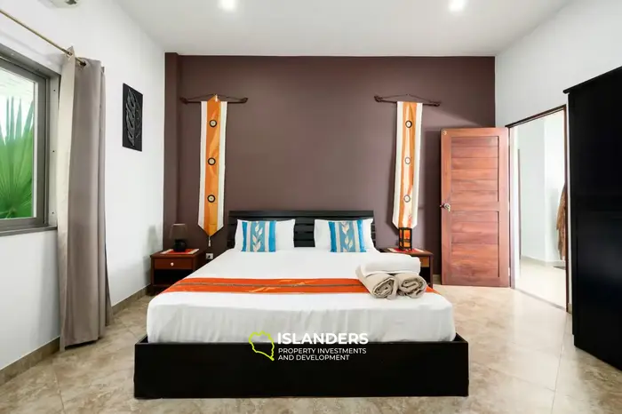 Spacious 5-bdrm pool villa with magnificent bay views (Maenam)