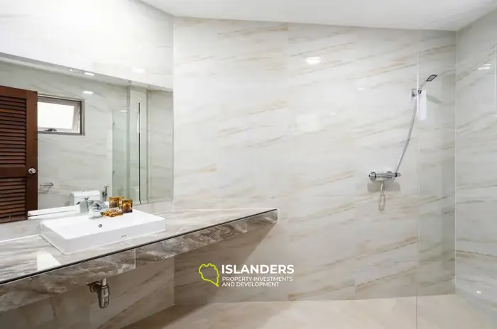 Spacious 5-bdrm pool villa with magnificent bay views (Maenam)