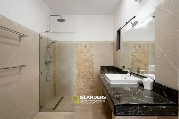 Spacious 5-bdrm pool villa with magnificent bay views (Maenam)