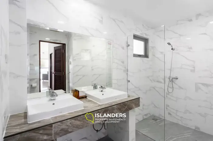 Spacious 5-bdrm pool villa with magnificent bay views (Maenam)