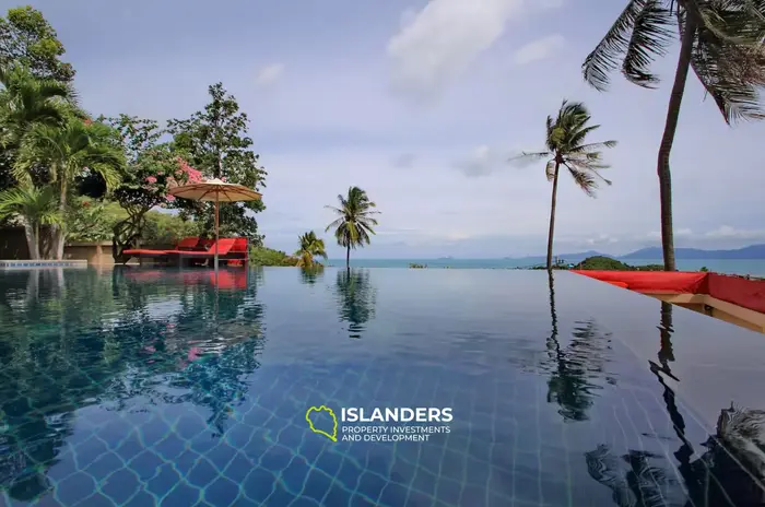 Spacious 5-bdrm pool villa with magnificent bay views (Maenam)