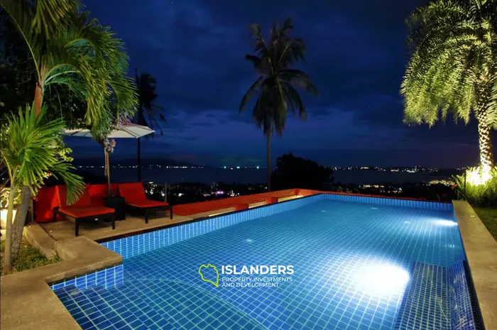 Spacious 5-bdrm pool villa with magnificent bay views (Maenam)