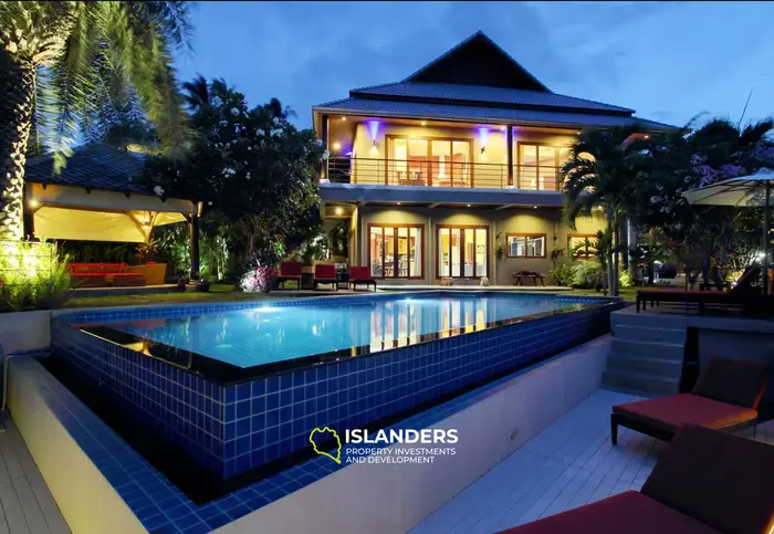 Spacious 5-bdrm pool villa with magnificent bay views (Maenam)