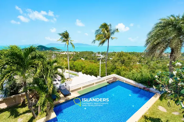 Spacious 5-bdrm pool villa with magnificent bay views (Maenam)