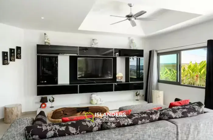 Spacious 5-bdrm pool villa with magnificent bay views (Maenam)