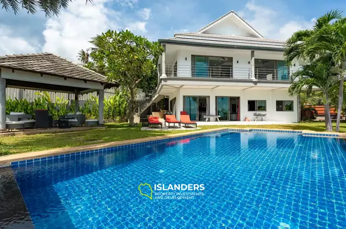 Spacious 5-bdrm pool villa with magnificent bay views (Maenam)