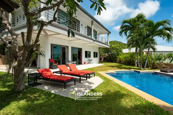 Spacious 5-bdrm pool villa with magnificent bay views (Maenam)