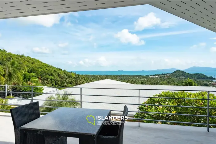 Spacious 5-bdrm pool villa with magnificent bay views (Maenam)