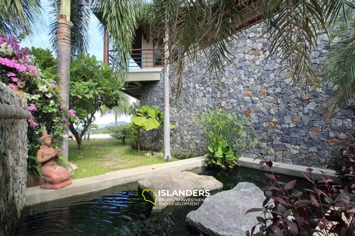 Spacious 5-bdrm pool villa with magnificent bay views (Maenam)