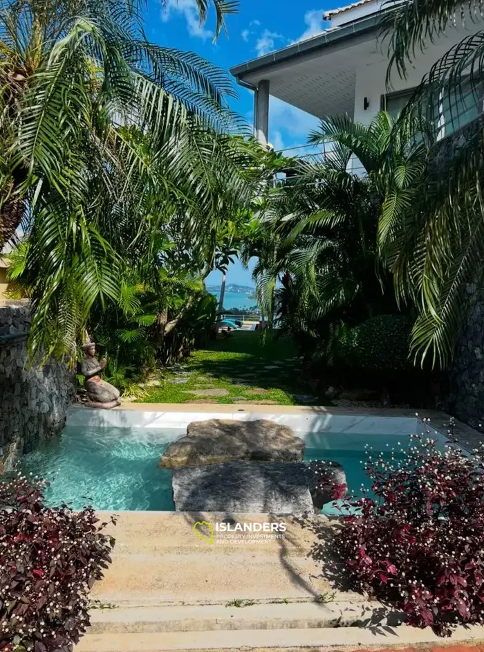 Spacious 5-bdrm pool villa with magnificent bay views (Maenam)