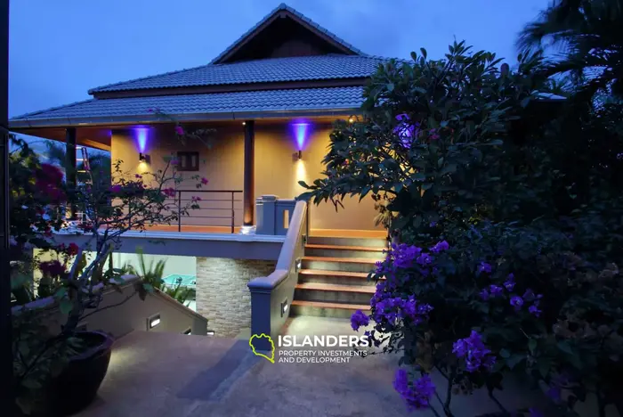 Spacious 5-bdrm pool villa with magnificent bay views (Maenam)